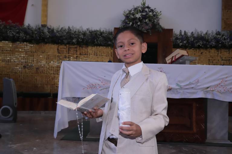 Saúl Cruz comulga por primera vez la hostia consagrada