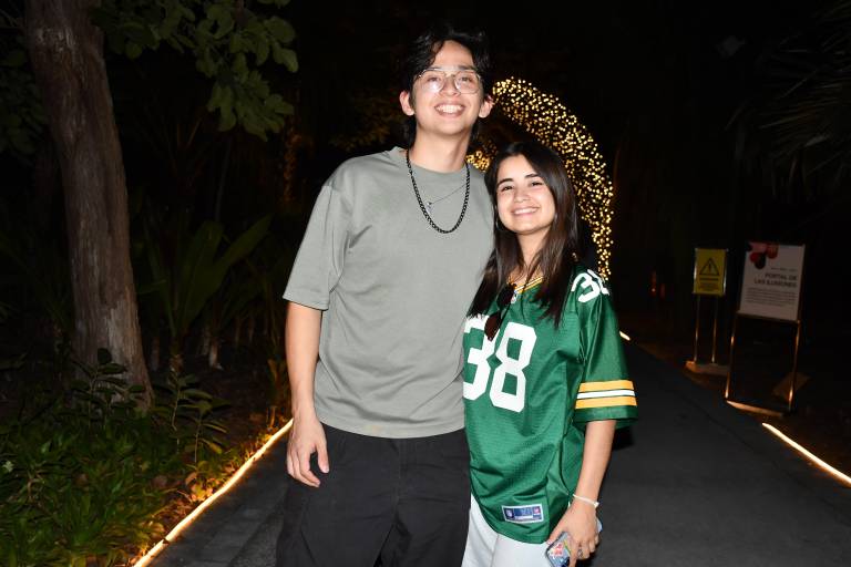 Disfrutan familias la Navidad rodeados de luz