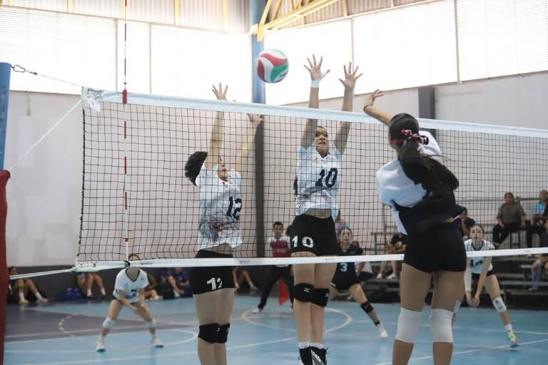 Suma Sinaloa una victoria en voleibol de sala