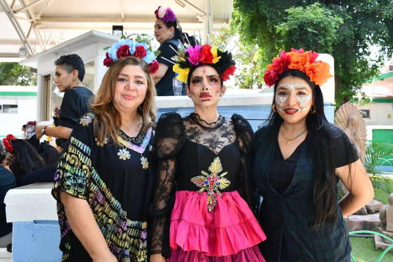 Dedican alumnos del Instituto Senda altares a ilustres escritores mexicanos