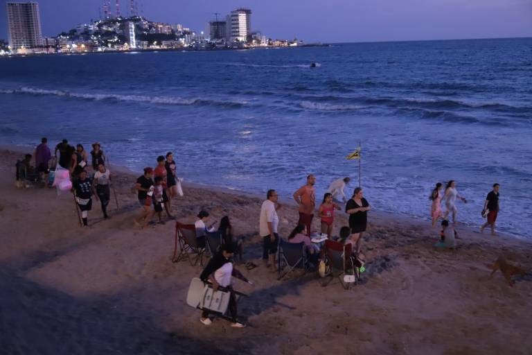 Se retiran turistas de playas de Mazatlán con la puesta del sol