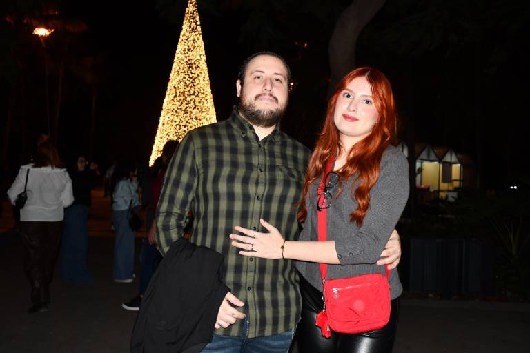 Disfrutan familias la Navidad rodeados de luz