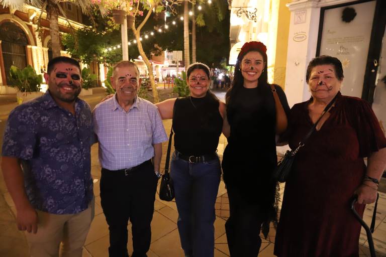 Mazatlecos y turistas viven con alegría la Callejoneada ‘Noche de Esperanza’