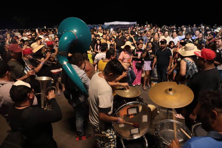 El malecón de Mazatlán se convierte en carnaval la noche del Viernes Santo