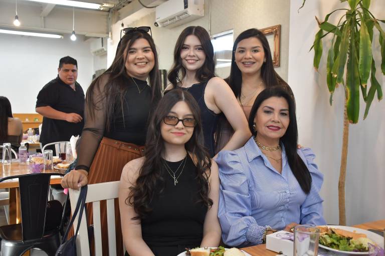 Organizan shower para Anahí de Jesús Cázarez Urías