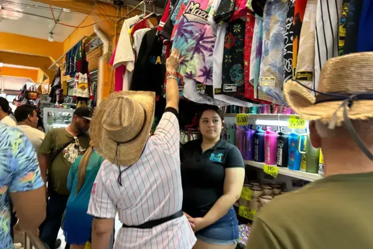 Denuncian proliferación de locales de ropa en Mercado Pino Suárez, en Mazatlán