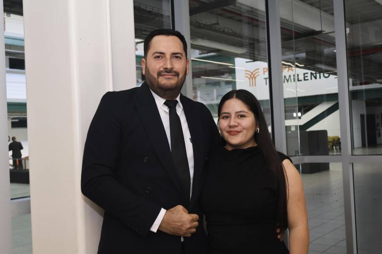 Realizan alumnos del Tecmilenio Culiacán la firma de títulos y grados académicos