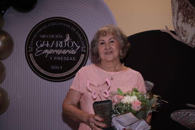 Melly Peraza recibe Presea al Mérito por su aporte a la promoción cultural