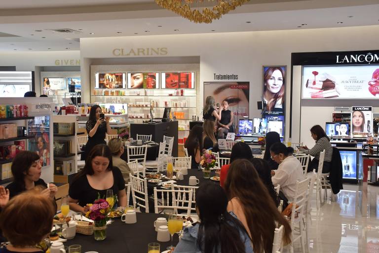 Conocen clientes de Cimaco Culiacán las tendencias en color, fragancias y tratamientos