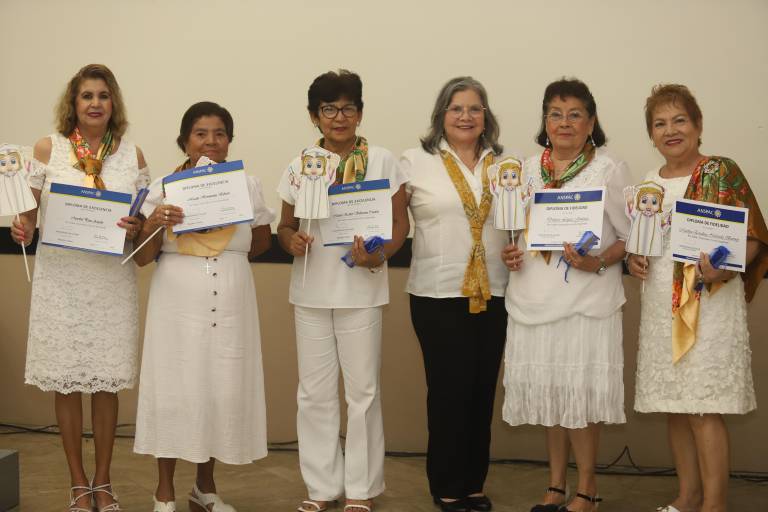 Reciben alumnas de ANSPAC Mazatlán diplomas de graduación
