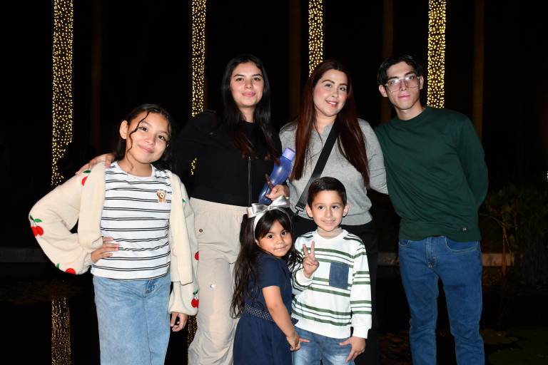 Disfrutan familias la Navidad rodeados de luz