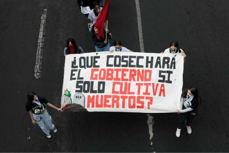 Marchan en CDMX por los 57 años de la matanza de Tlatelolco; grupo se enfrenta policías y saquea negocios