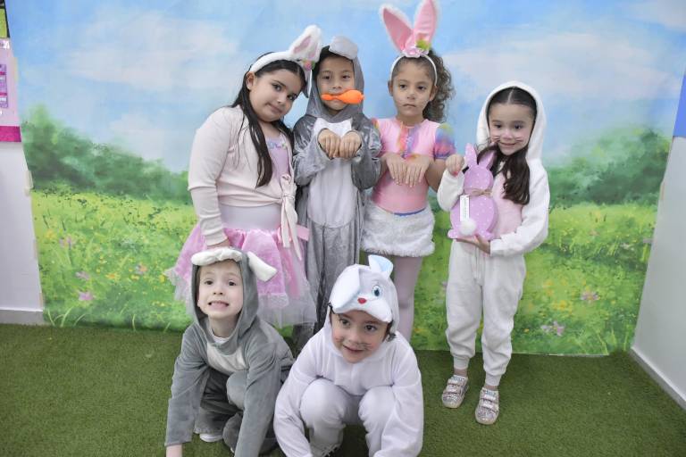 Con coloridos disfraces recibe Instituto Senda la primavera