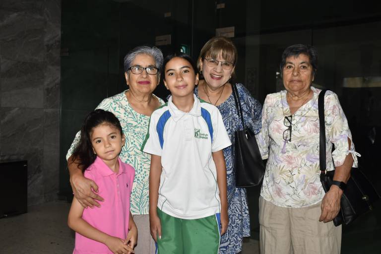 Agradecen a Dios, alumnos del Instituto Senda por culminar una etapa de su educación