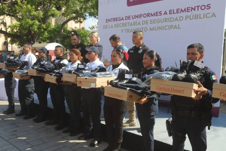 Mazatlán entrega 850 uniformes tácticos a policías municipales