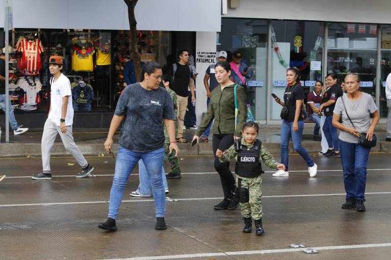 Admiran culiacanenses el tradicional desfile militar
