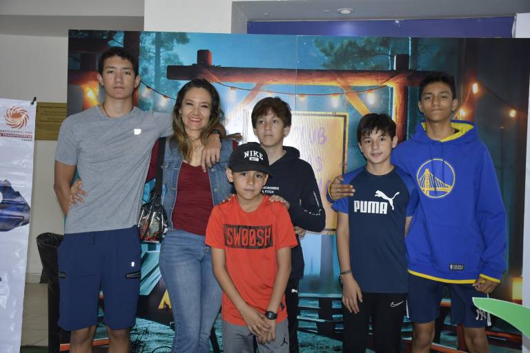 Aplauden familias a las ‘chicas cocodrilo’