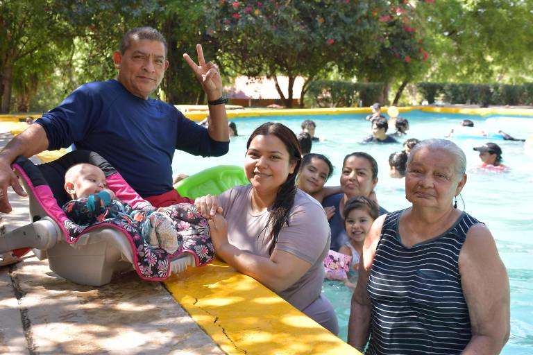 Disfrutan familias de últimos días vacacionales en Imala
