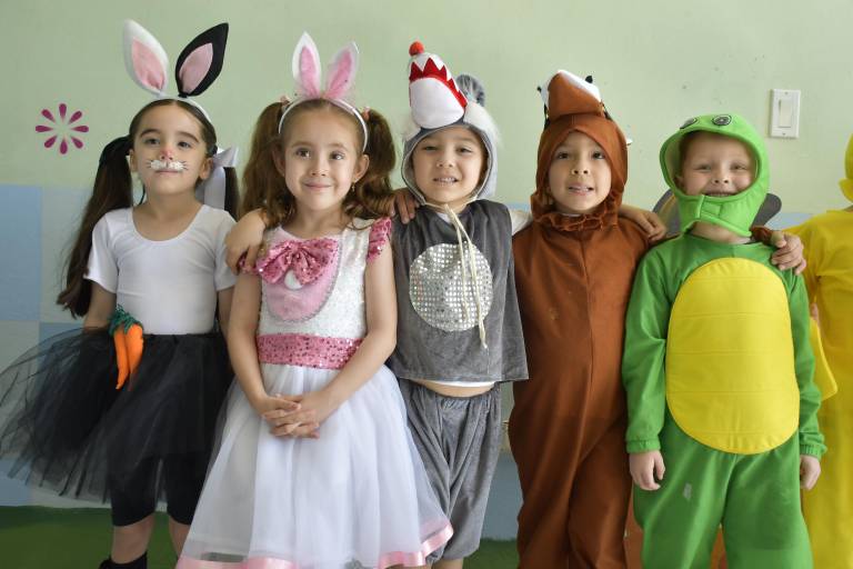 Con coloridos disfraces recibe Instituto Senda la primavera