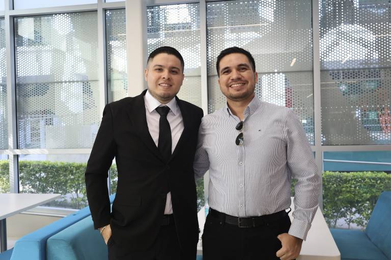 Realizan alumnos del Tecmilenio Culiacán la firma de títulos y grados académicos