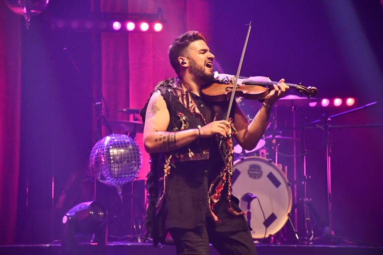 Lleva Strad a mundos opuestos, a través de la rebeldía de su violín