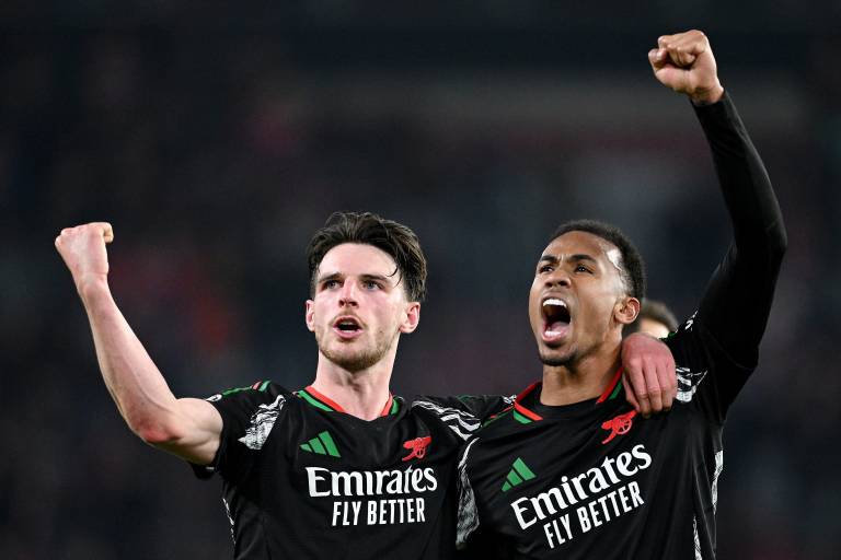 Arsenal golea 7-1 al PSV y pone pie y medio en cuartos de final de la Champions