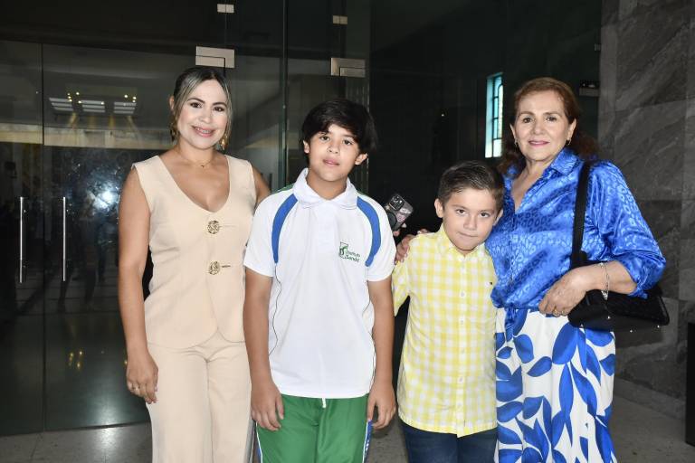 Agradecen a Dios, alumnos del Instituto Senda por culminar una etapa de su educación