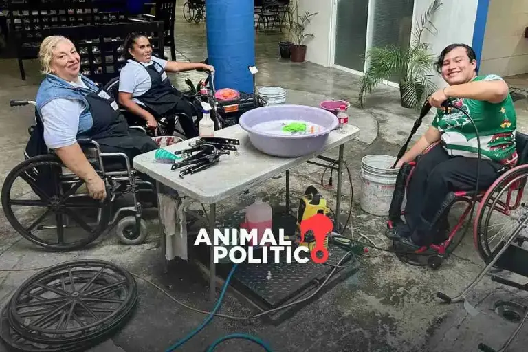 ‘Enchúlame la silla’: la iniciativa que enseña mecánica a personas con discapacidad y las emplea