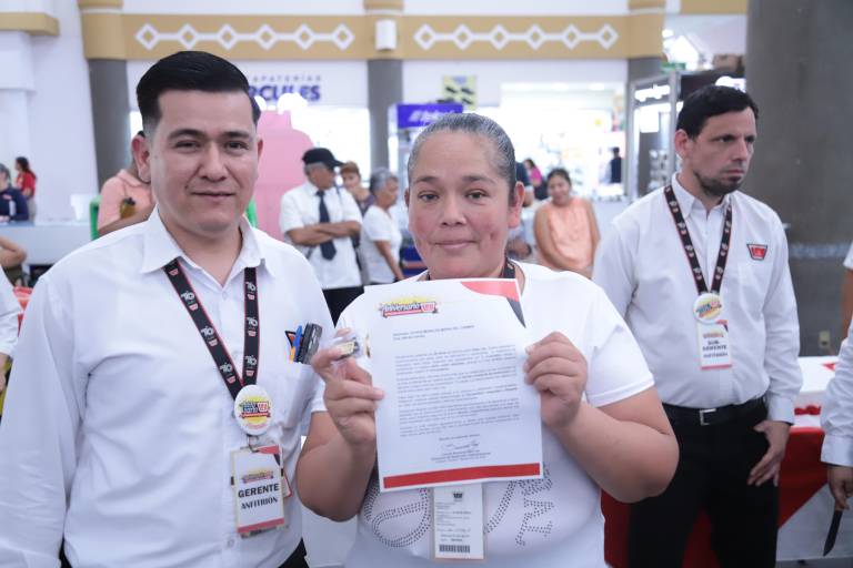 Casa Ley celebra su 71 aniversario con un pastel para sus clientes en Mazatlán