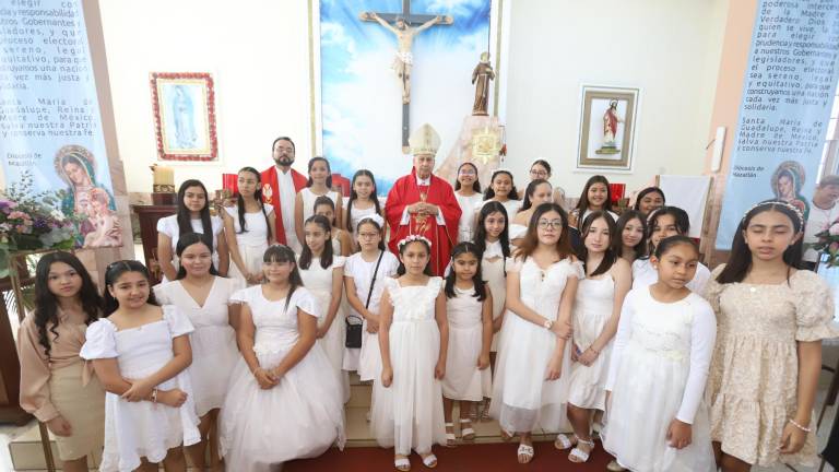 Las niñas lucieron muy bonitas en el acto de fe, aquí se toman la fotografía junto al Obispo Mario Espinosa Contreras y el Padre Humberto Ibarra.