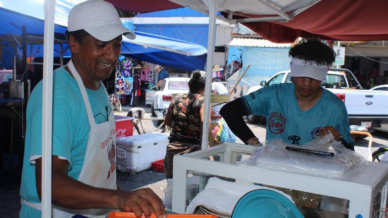 ‘El Nacho’ inició a sus 20 años y ya han pasado 33 dedicado al negocio de los tacos de camarón.