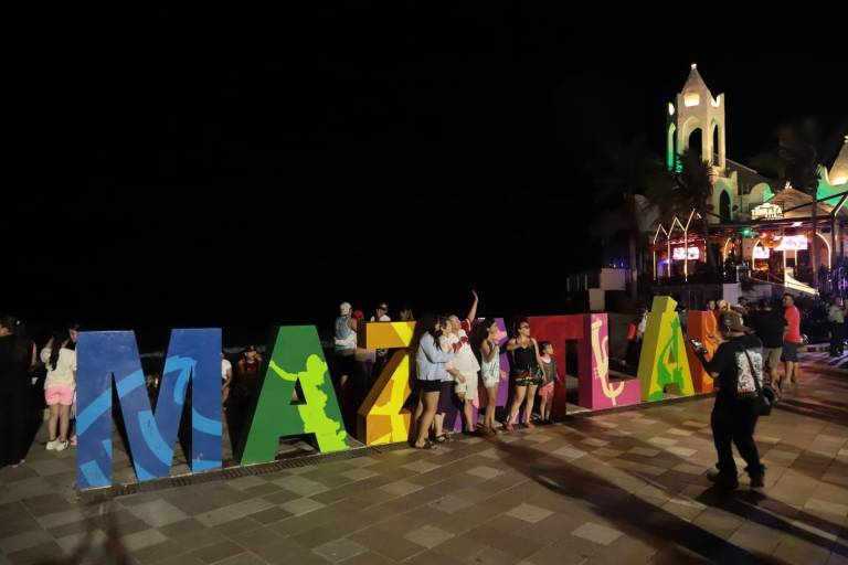 Disminuye afluencia de vacacionistas en las Letras de Mazatlán