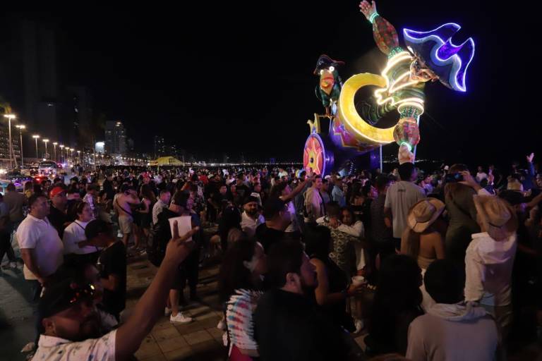 Tras el Combate Naval en Olas, cientos de personas continuaron la fiesta en las letras de Mazatlán