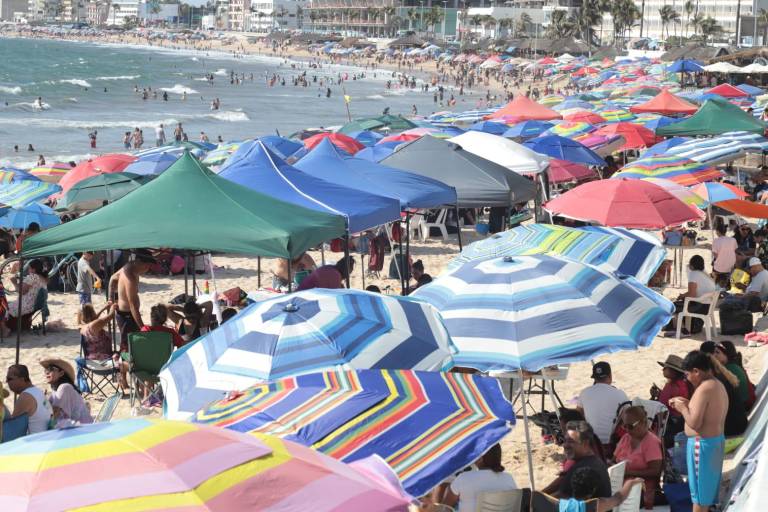 Disminuye la afluencia de turistas en playas de Mazatlán este Sábado de Gloria