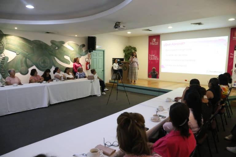 Delia Barraza ofrece una conferencia ante mujeres emprendedoras de Culiacán.