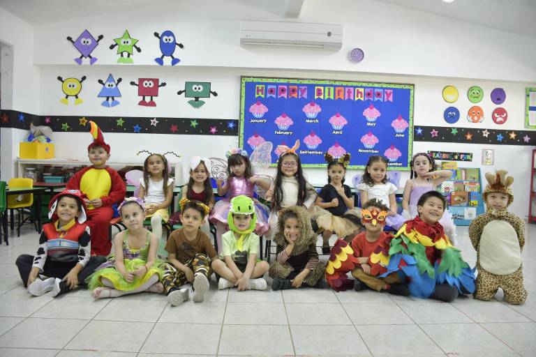 Con coloridos disfraces recibe Instituto Senda la primavera