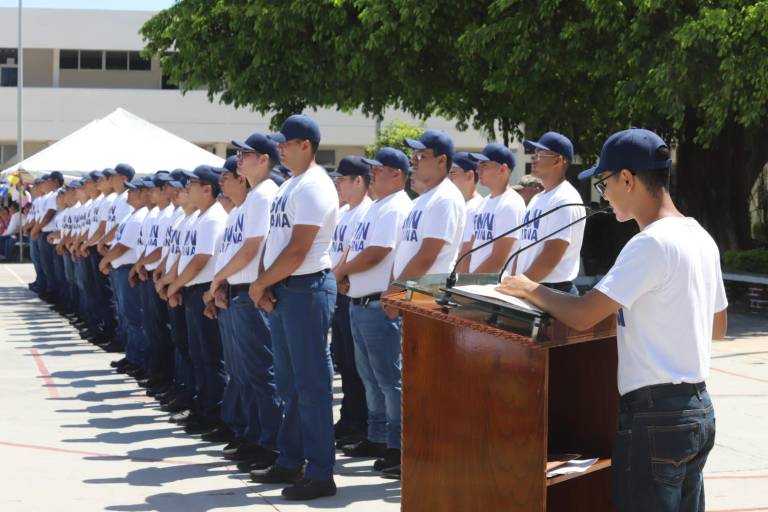 Toman protesta de Bandera al personal de marineros del SMN clase 2006, remisos y mujeres voluntarias