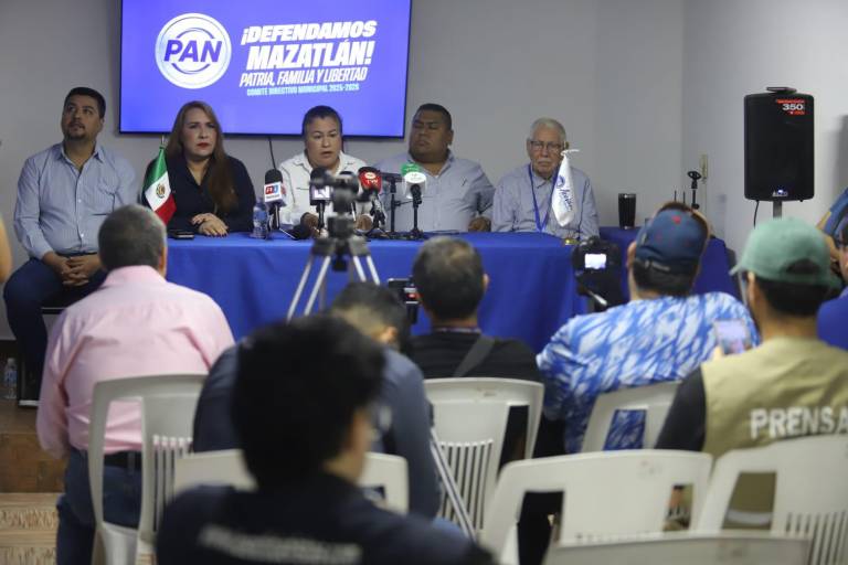 Conferencia del PAN Municipal en la que cuestionan los cambios hechos en el Gobierno de Mazatlán.