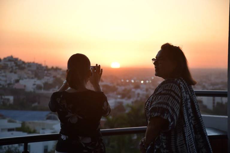 Disfrutan clientes de Impulsa Inmuebles de una velada con ‘Pan y Vino’