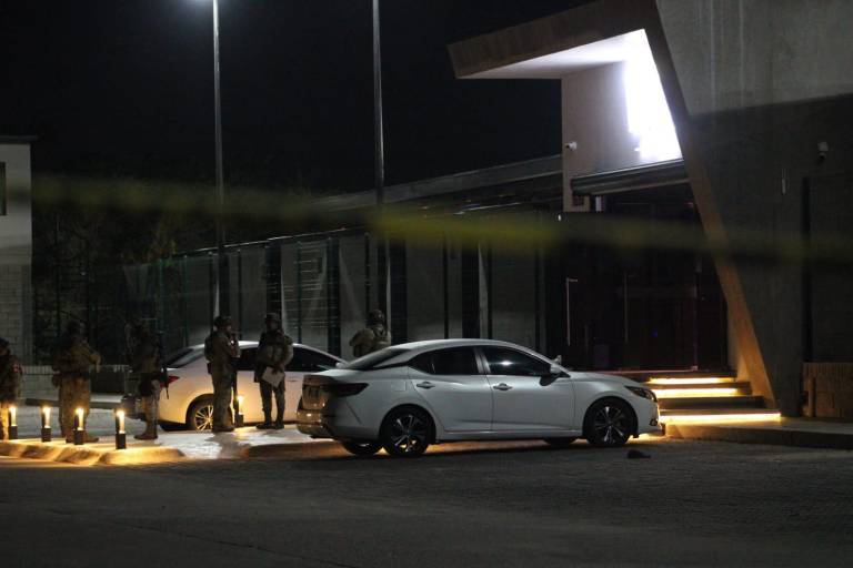 Una agresión armada en un club de pádel del fraccionamiento Isla Musalá dejó un hombre sin vida y dos personas lesionadas.