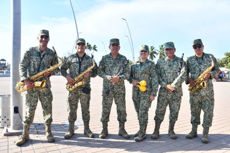 Contagia el Ejército Mexicano su alegría, con un concierto en Altata