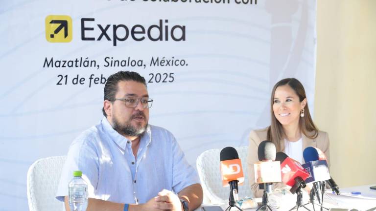 La Secretaría de Turismo Mireya Sosa tras la firma de un convenio con Expedia.