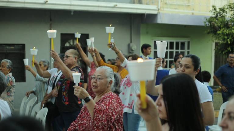 Feligreses de la colonia Montuosa participaron con júbilo en el último Santo Rosario y procesión en honor a la Virgen de Fátima.