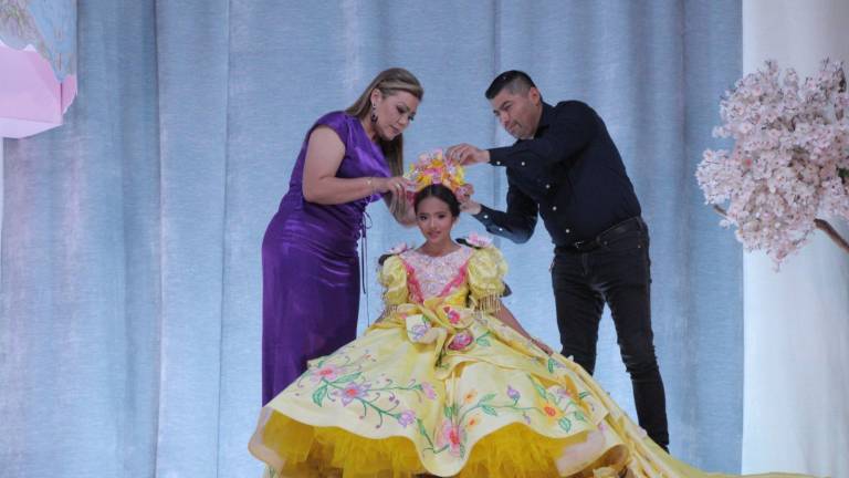 Ariadne I recibe su corona.