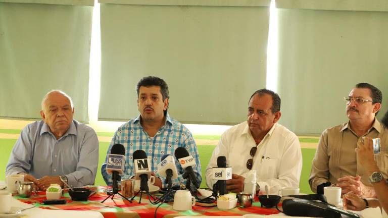 José Luis Polo Palafox (segundo de derecha a izquierda) da a conocer sus aspiraciones de encabezar la Fiscalía General del Estado.