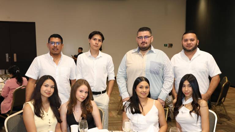 David Valdez, René Osuna, Miguel Ramírez, Israel Sarabia, Abril Pineda, Pamela Osuna, Ángeles Madrigal y Mía Osuna.