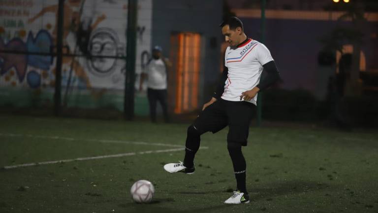 El portero mazatleco Rodolfo Cota juega un partido amistoso.