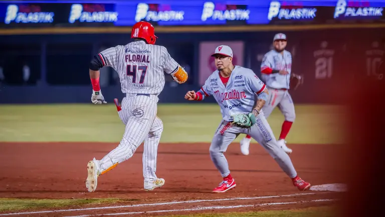 Estevan Florial busca llegar a la primera base por los Águilas.
