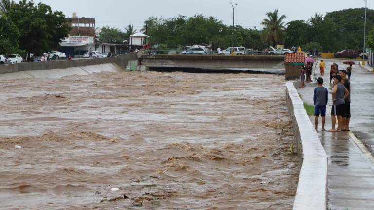 ‘Nora’ se degrada a tormenta tropical, pero sigue castigando con lluvias a Mazatlán