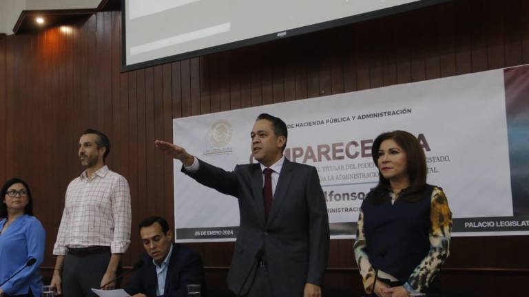 Enrique Díaz Vega, Secretario de Administración y Finanzas, comparece ante el Congreso de Sinaloa por el Segundo Informe de Gobierno.